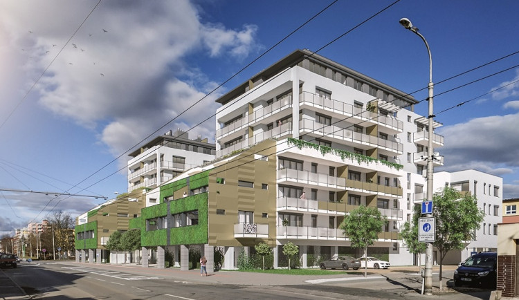 Developer dokončuje výstavbu bytového domu. V ulici opraví silnici a zastávku