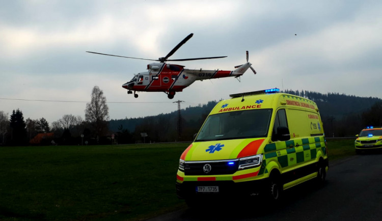 Nerozhlédla se a vběhla pod auto. Pro zraněnou dívku z Velkých Hamrů letěl vrtulník