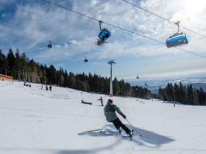Hlavní lyžařská střediska chtějí udržet zimní sezonu až do Velikonoc. Pozor ale na těžký jarní sníh