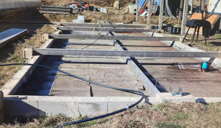 Indoor pěstírnu konopí objevili kriminalisté na Broumovsku. Zahradníkovi hrozí 12 let