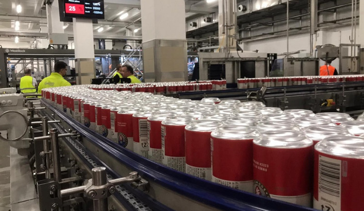 Budvar spustil provoz linky na stáčení piva do plechovek. Za hodinu jich naplní 40 tisíc