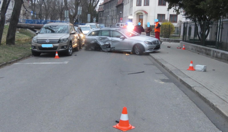 Řidič v Budějcích naboural několik aut. Způsobil škodu za půl milionu a z místa nehody utekl