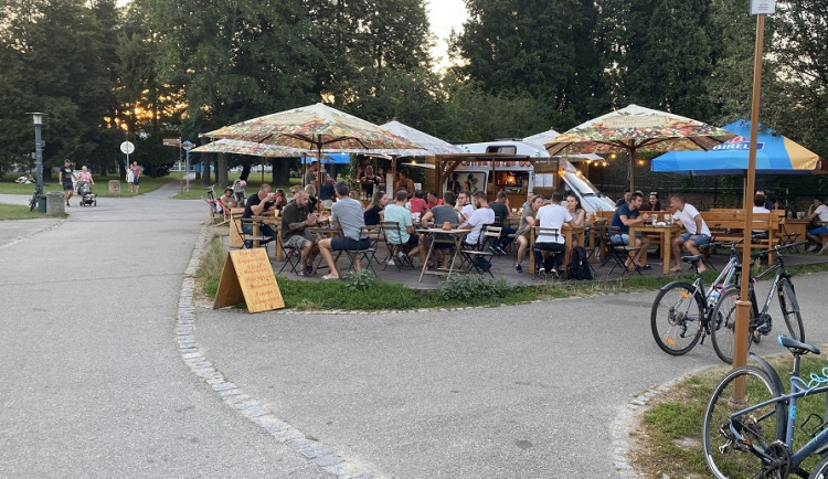 Kavárna na Sokolském ostrově letos zůstává. Vedení města plány o rok posunulo