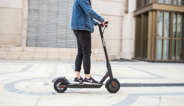 Žena na elektrické koloběžce smetla kolemjdoucí. Chodkyni vážně zranila