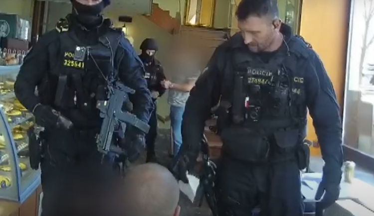 Brňany v kavárně děsil opilý muž se zbraní, který mluvil o válce na Ukrajině