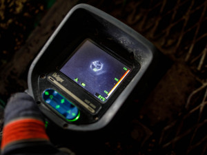 Silo plné řepky v Dobrušce zachvátil požár. Na místě zasahovalo pět jednotek hasičů