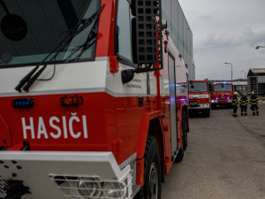 Silo plné řepky v Dobrušce zachvátil požár. Na místě zasahovalo pět jednotek hasičů