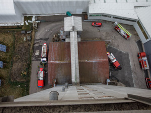Silo plné řepky v Dobrušce zachvátil požár. Na místě zasahovalo pět jednotek hasičů