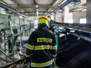 Silo plné řepky v Dobrušce zachvátil požár. Na místě zasahovalo pět jednotek hasičů