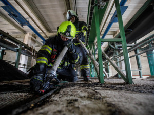 Silo plné řepky v Dobrušce zachvátil požár. Na místě zasahovalo pět jednotek hasičů