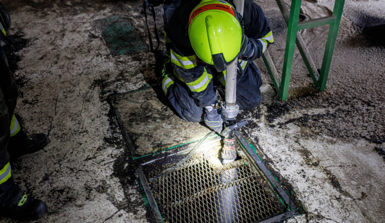 Silo plné řepky v Dobrušce zachvátil požár. Na místě zasahovalo pět jednotek hasičů