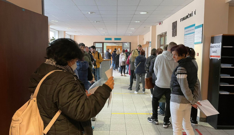 Na finančních úřadech v kraji se čeká fronta. Na podaní daňového přiznání mají podnikatelé do pátku
