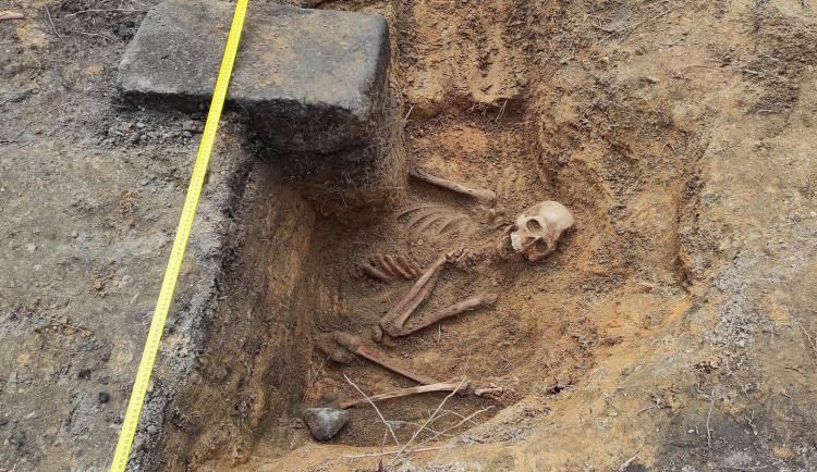 Pomník prusko-rakouské války v Mimoni ukrýval hrob dvou vojáků. Musí se přesunout kvůli silnici