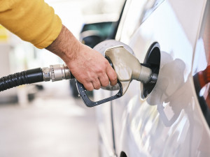 Benzin v Česku za týden mírně zdražil. Cena nafty stoupla výrazněji