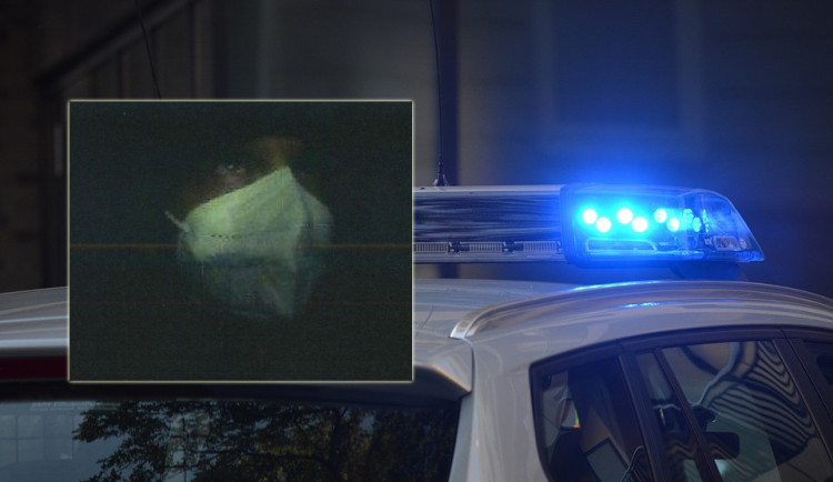 Muž se vloupal do rodinného domu v Jaroměři. Policie hledá případné svědky