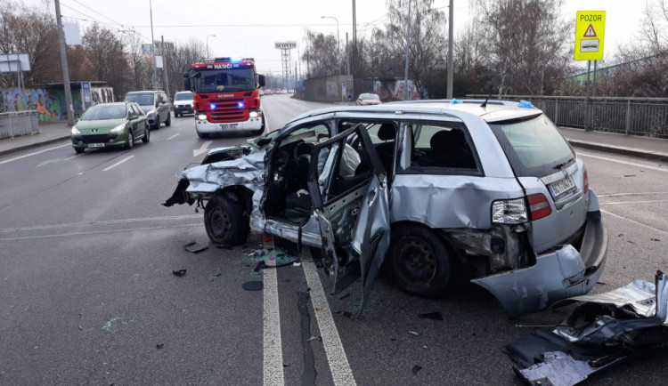 Silnici I/32 u Jičína uzavřela smrtelná nehoda osobního auta