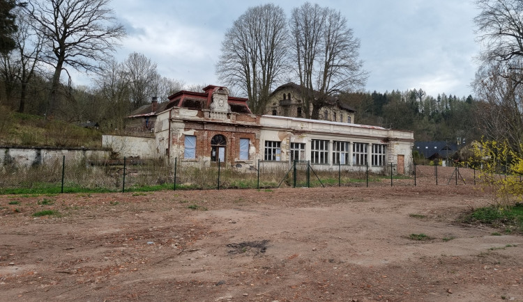 Náchod začal s rekonstrukcí parku Starých lázní. K zemi půjde několik nemocných stromů