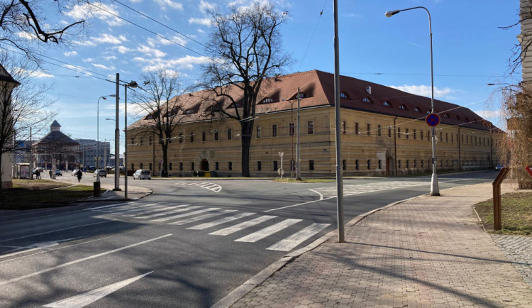 Řidiči obrňte se. Frekventovaná křižovatka Fortna v Hradci je ode dneška uzavřená