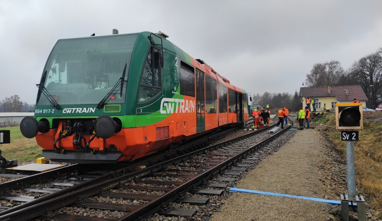 Pět lidí cestovalo ve vlaku, který vykolejil v Bavorově. Všichni jsou v pořádku
