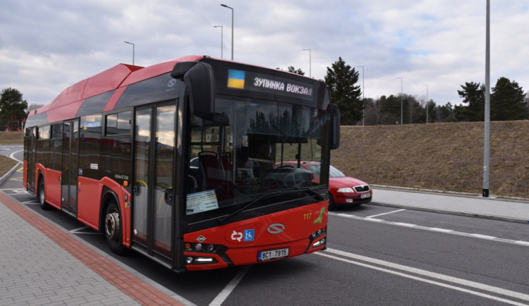 Váleční uprchlíci potřebují v Budějcích průkazku na autobus. Zdarma budou jezdit do konce roku