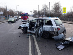 Silnici I/32 u Jičína uzavřela smrtelná nehoda osobního auta