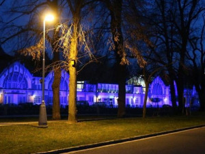 Hučák v Hradci Králové bude dnes večer svítit modře. Přidává se ke kampani Česko svítit modře