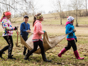 Správci Krkonoš probouzí horské louky. Pomáhají jim žáci místních škol