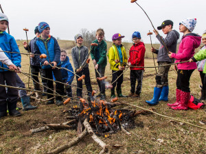Správci Krkonoš probouzí horské louky. Pomáhají jim žáci místních škol