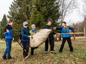 Správci Krkonoš probouzí horské louky. Pomáhají jim žáci místních škol
