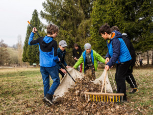 Správci Krkonoš probouzí horské louky. Pomáhají jim žáci místních škol