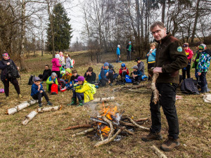 Správci Krkonoš probouzí horské louky. Pomáhají jim žáci místních škol