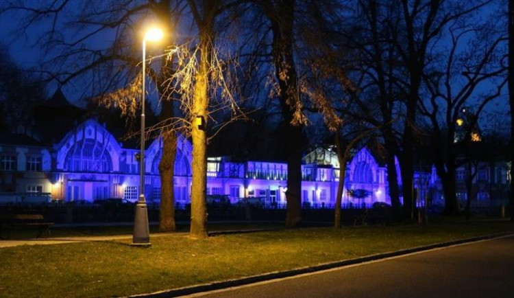 Hučák v Hradci Králové bude dnes večer svítit modře. Přidává se ke kampani Česko svítit modře