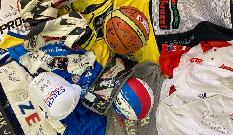 Věci českých sportovců šly do aukce. Výtěžek pomůže dětem z Ukrajiny