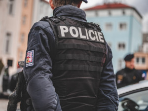 Policie obvinila ženu a jejího přítele z týrání tříletého dítěte ve Vrchlabí