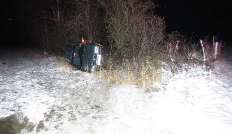 Opilý mladík převrátil auto na zledovatělé silnici. Poničil pomníček z dřívější tragické nehody