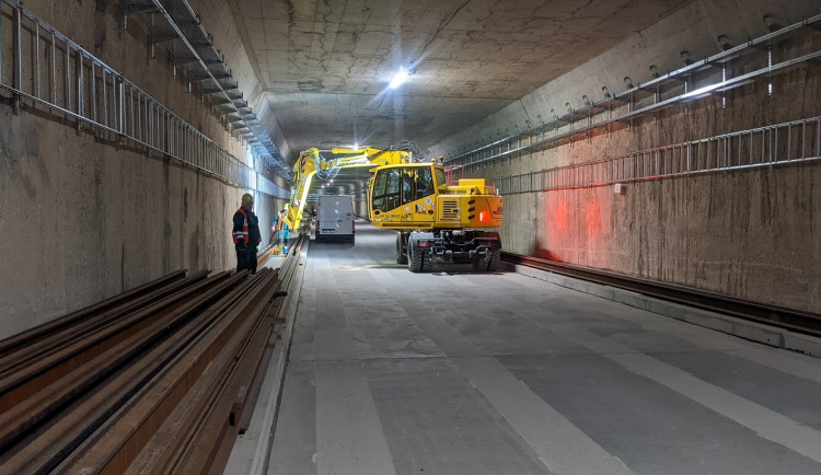 Tunel k brněnskému Kampusu se dočkal prvních kolejí