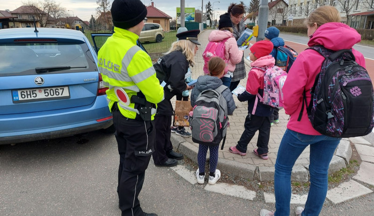 Zebra se za tebe nerozhlédne. Preventivní projekt učí děti jak se chovat v provozu