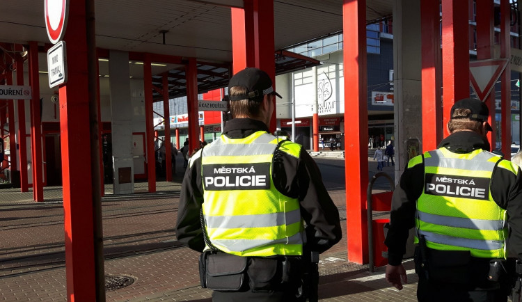 Výtržníci na Fügnerce napadli strážníky, skončili v poutech. Připletl se i kolemjdoucí