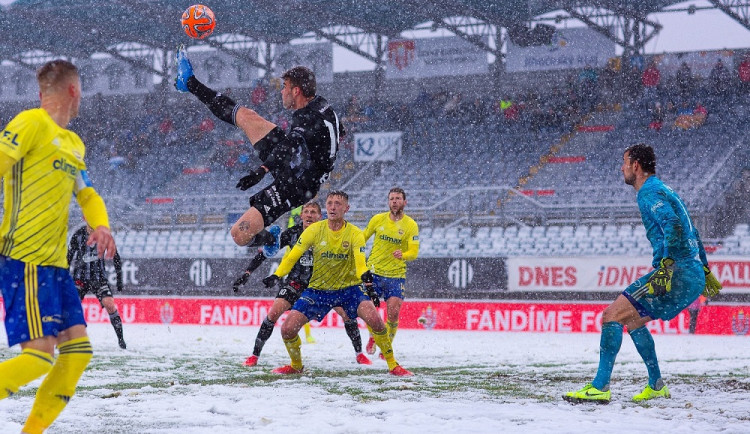 FOTOGALERIE: Dynamo odehrálo divoký zápas na sněhu. Vzpomínka na běžkařské soustředění, řekl Mihálik