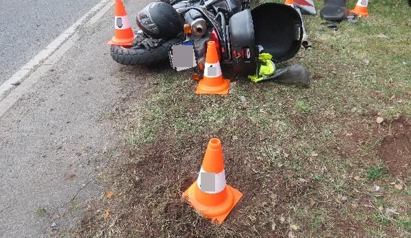 Opilý motorkář boural, když vezl spolujezdkyni. V krvi měl 2,7 promile