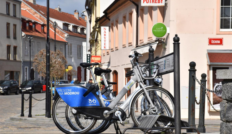 Dvůr Králové bude mít sdílená kola. Po městě jich bude rozmístěno pět desítek