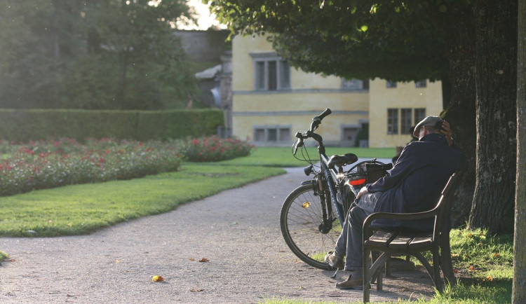 Senior s Alzheimerovou chorobou odjel na kole. Pomohl mu muž ve 20 kilometrů vzdáleném měste