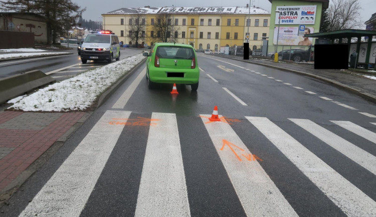 Pivo po obědě se nevyplatilo řidiči na Jablonecku, srazil chodkyni. Další řidič zranil mladou dívku