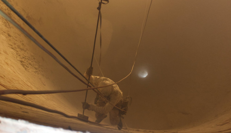 Horolezci i exploze. V Brně čistí zařízení na spalování odpadu