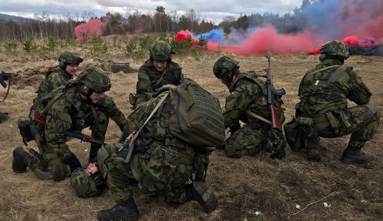 Protivník postřelil vojáka. Jednotka aktivní zálohy ho při cvičení dostala do bezpečí