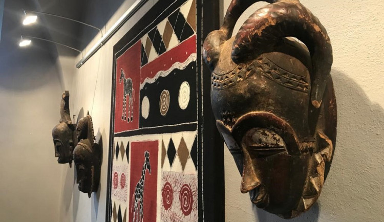 Pomáhaly zahánět zlé duchy. Cestovatel vystavuje v muzeu sbírku afrických masek
