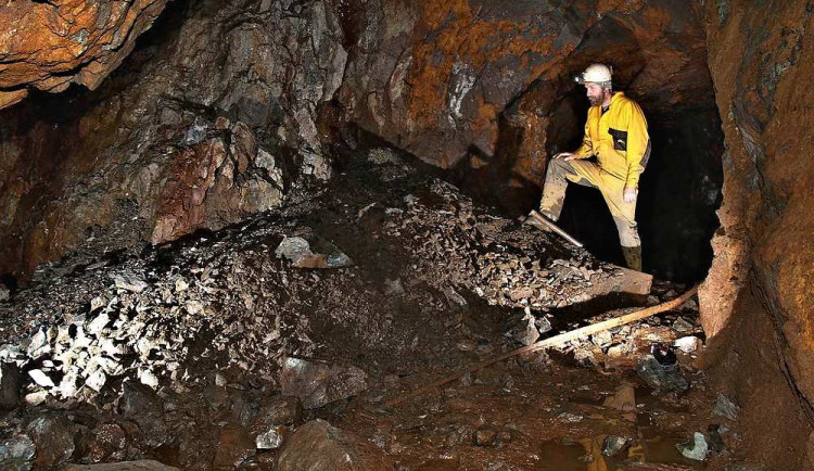 Uvnitř Sněžky se staví. Historická štola Prokop už je průchodná