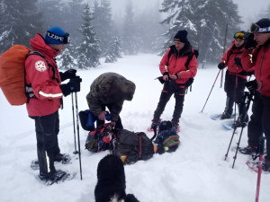 Pod vrcholem Sněžky narazili hasiči na vyčerpaného muže. Měl u sebe kytaru, ale zimní vybavení chybělo