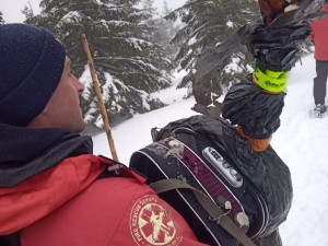 Pod vrcholem Sněžky narazili hasiči na vyčerpaného muže. Měl u sebe kytaru, ale zimní vybavení chybělo