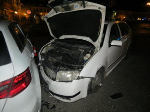 Opilý řidič neudržel auto na silnici a narazil do zaparkované Audi. Způsobil čtvrtmilionovou škodu